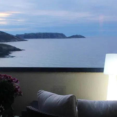 Spacious In With Sea And Mountain Views 110 M² Lägenhet *